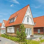 Luxurious Stately Villa With 2 Bathrooms, 1Km From The Beach