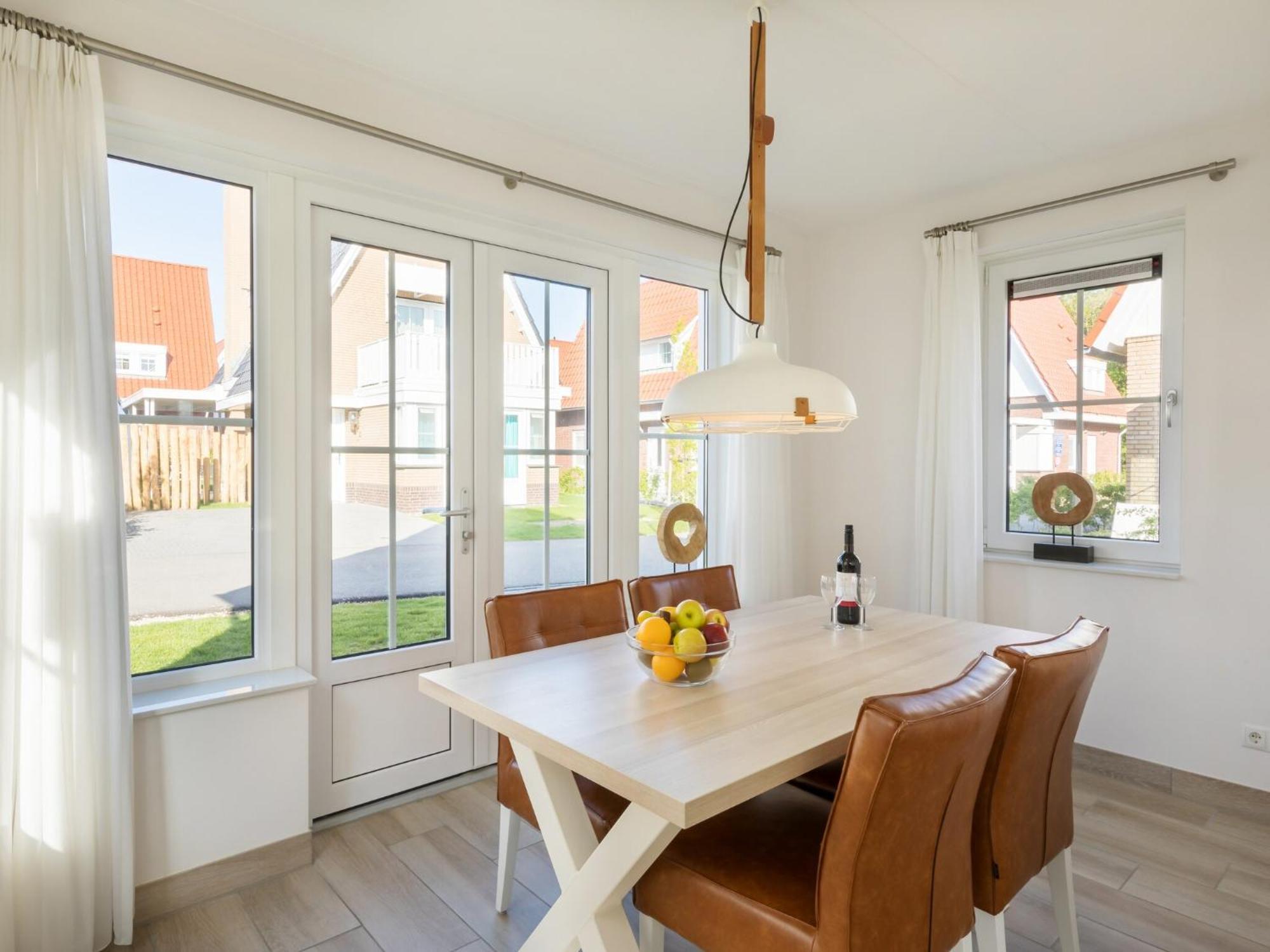 Luxurious Stately With 2 Bathrooms, 1km From The *