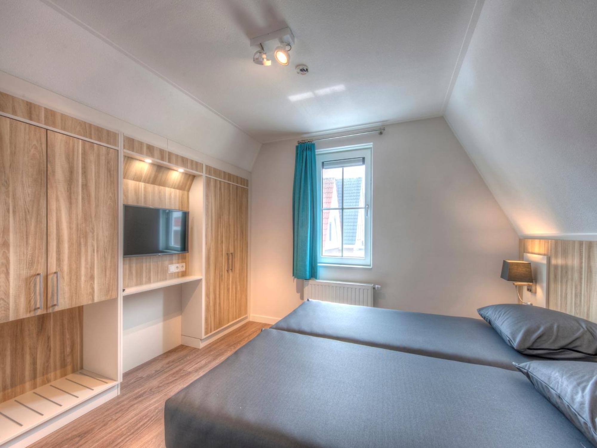 Luxurious Stately With 2 Bathrooms, 1km From The *